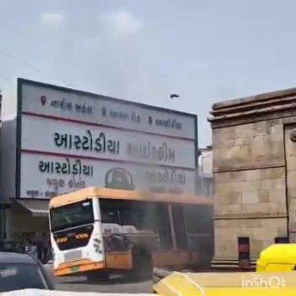 અમદાવાદ શહેર: આસ્ટોડીયા ચાર રસ્તા પાસે બીઆરટીએસ બસનો અકસ્માત થતા આગ, ફયરની ટીમે આગ પર કાબૂ મેળવ્યો