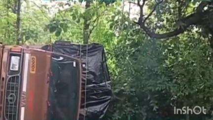 सावंतवाडी: चालकाला डुलकी लागल्‍याने ट्रक झाला पलटी : कोलगाव सिमेंट फॅक्‍टरीसमोरील घटना