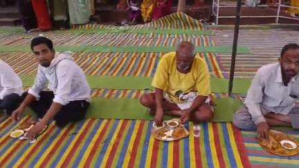 होशंगाबाद नगर: नर्मदापुरम: पीडब्ल्यूडी ऑफिस में जासलपुर के तोमर परिवार द्वारा भंडारे का आयोजन