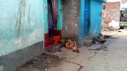 अमरपुर: गंगापुर गढ़ैल गांव में तीन बच्चों की मौत के बाद घरों में नहीं जले चूल्हे, गांव में पसरा मातम