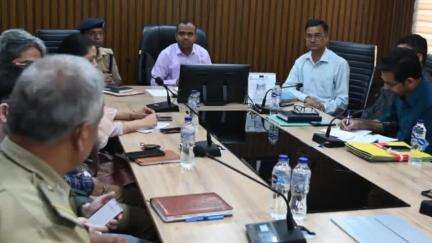 टिहरी: जिलाधिकारी मयूर दीक्षित ने कलेक्ट्रेट में आगामी मानसून सीजन को ध्यान में रखते हुए अधिकारियों की ली बैठक