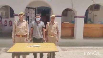 हापुड़: ऑपरेशन शास्त्र अभियान के अंतर्गत जनपद के विभिन्न थानों की पुलिस ने 2 अभियुक्तों को 2 अवैध तमंचों के साथ किया गिरफ्तार