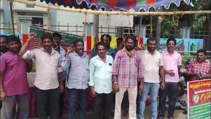 పెద్దాపురంమున్సిపల్ కార్యాలయంవద్ద మెడకు ఉరితారువేసుకొని,వినూతనరీతిలో మున్సిపాలిటీ ఇంజనీరింగ్ ఎలక్ట్రికల్ వర్కర్స్ నిరసన.
