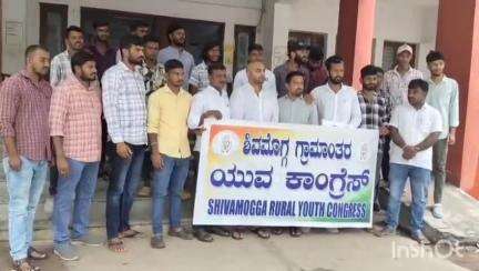 ಶಿವಮೊಗ್ಗ: ನಗರದಲ್ಲಿ ಜಾತಿ ಹಾಗೂ ಆದಾಯ ಪ್ರಮಾಣ ಪತ್ರಗಳನ್ನು ತ್ವರಿತಗತಿಯಲ್ಲಿ ಸಿಗುವಂತೆ ಆಗ್ರಹಿಸಿ ಪ್ರತಿಭಟನೆ