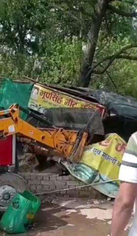 बहरोड़: बहरोड़ में अतिक्रमण हटाओ अभियान के तहत प्रशासन का चला पीला पंजा, रेहड़ी पटरी वालों ने किया विरोध