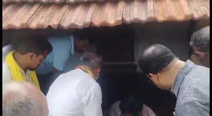 సీత గుంట పంచాయతీ ముసిడిపుట్టులో పింఛన్లు పంపిణీ చేసిన ఆర్టీసీ రీజనల్ ఛైర్మన్ దొన్ను దొర