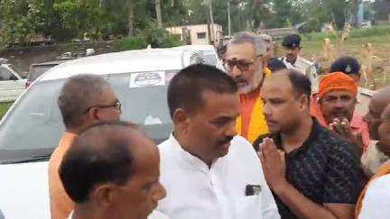 साहेबपुर कमाल: सandalपुर वार्ड संख्या चार पहुंचे बेगूसराय के सांसद, पीड़ित परिवारों से की मुलाकात