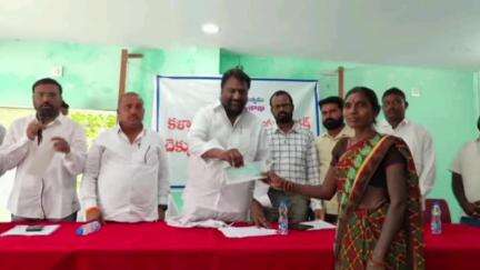 జగిత్యాల: స్థానిక MPDO కార్యాలయంలో కళ్యాణ లక్ష్మీ, CMRF చెక్కుల పంపిణీ చేసిన ఎమ్మెల్యే అడ్లూరి లక్ష్మణ్ కుమార్
