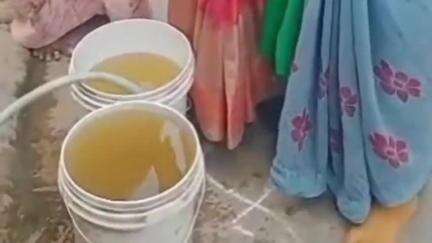 చిల్లంగిలో తాగునీటి కుళాయిల నుంచి బురద నీరు రావడంతో మహిళలు ఆవేదన #localissue