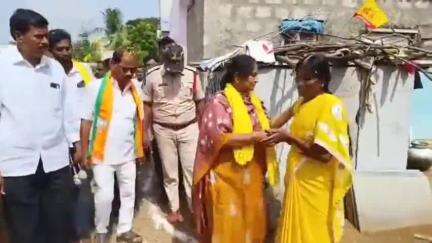 పెనుకొండలో పింఛన్లను పంపిణీ చేసిన మంత్రి సవిత
