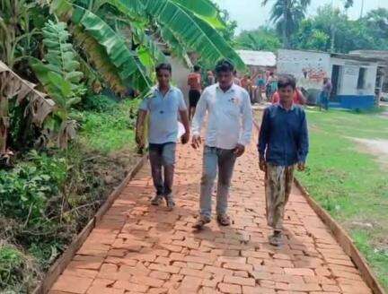 ভাঙড় ১: বোদরা গ্রাম পঞ্চায়েতের অন্তর্গত দক্ষিণ খড়গাছি মৃত্যুরাইট বুথের প্রাইমারি স্কুল সংলগ্ন ঢালাই রাস্তার কাজের সূচনা