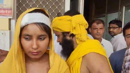मथुरा: वृंदावन के मोहन भक्ति आश्रम में दबंगों ने महंत और उनकी पत्नी के साथ की मारपीट, महिला का रस्सी से घोटा गला