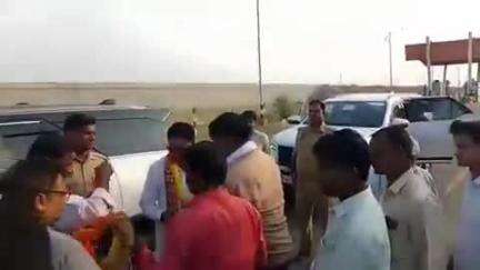 आलापुर: कार्यक्रम में शामिल होने जलालपुर जा रहे एमएलसी रामचंद्र सिंह प्रधान का रास्ते में जोरदार स्वागत हुआ