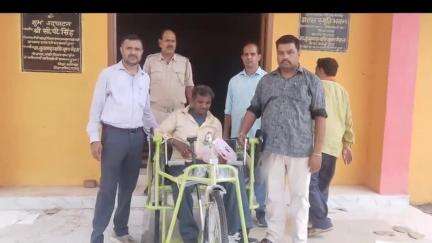 लेस्लीगंज: पांकी विधायक के प्रतिनिधि प्रकाश मेहता ने लेस्लीगंज में दिव्यांगजनों को नि:शुल्क सहायक उपकरण वितरित किए