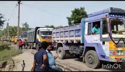 பெரம்பலூர்: கல்பாடி எறையூரில் கிரஷர்களுக்கு செல்லும் டிப்பர் லாரிகளை பொதுமக்கள்  சிறை பிடிப்பு