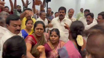 சேலம்: மாநகராட்சி மன்ற கூட்டத்தில் அடிதடி மற்றும் கைகலப்பு- திமுக மற்றும் அதிமுக கவுன்சிலர்கள் 14 பேர் மீது வழக்கு