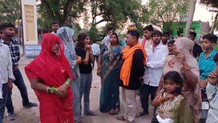 कौंच: कैलिया बाईपास पर मरघट के पास एक व्यक्ति ने दबंगों पर ट्रैक्टर रोककर महिलाओं से मारपीट और जेवरात छीनने का लगाया आरोप