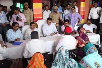 बांसी: नगवा गांव में नगर विकास सचिव ने लगाई चौपाल, सरकार द्वारा चलाई जा रही योजनाओं की ली जानकारी
