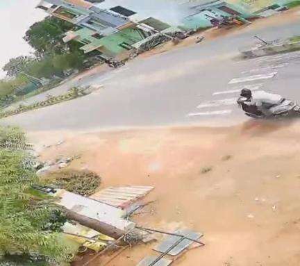 గద్వాల్: వీరాపురం గ్రామ స్టేజ్‌పై బైక్‌ను ఢీకొన్న కారు, వ్యక్తికి తీవ్ర గాయాలు