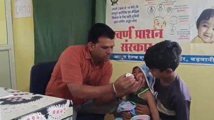 ठीकरी: पुष्य नक्षत्र पर ग्राम चिचली के आयुष्मान आरोग्य मंदिर में 57 बच्चों को पिलाई गई निशुल्क स्वर्णप्राशन दवा