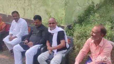 मोहनपुर: बघड़ा में विधायक राजेश कुमार सिंह ने अग्नि पीड़ित परिवार से की मुलाकात, राहत का दिलाया भरोसा