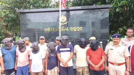 ଛତ୍ରପୁର: ବ୍ରହ୍ମପୁର ପୋଲିସର ସ୍ପେସାଲ ଡ୍ରାଇଭ, ଧରାପଡିଲେ ୭ ଦୁର୍ଦ୍ଦାନ୍ତ ଅପରାଧୀ, ନିଜ କାର୍ଯ୍ୟାଳୟରେ ସାମ୍ବାଦିକ ସମ୍ମିଳନୀରେ ଏସପିଙ୍କ ସୂଚନା