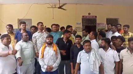 धनौरा: हिंदूवादी संगठनों ने तहसील पर किया प्रदर्शन, हिंदू युवतियों को बहला-फुसलाकर ले जाने के लगाए आरोप