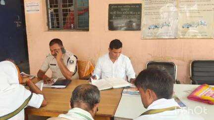 कोचस: कोचस थाना परिसर में शनिवारीय बैठक की गई, लोगों की समस्याओं को सुना गया