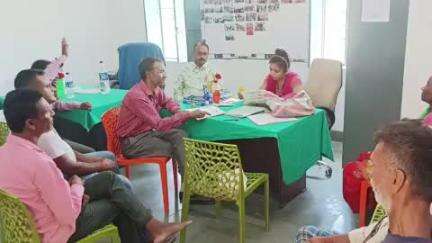 बिहार: मुरौरा पंचायत सरकार भवन में पंचायत सचिव ने स्वच्छता कर्मियों के साथ बैठक कर स्वच्छता के लिए किया जागरूक