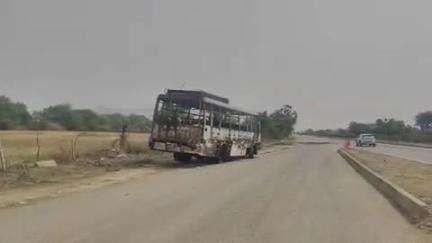 टोंक: बरौनी थाना क्षेत्र में राष्ट्रीय राजमार्ग जयपुर-कोटा पर बारातियों से भरी बस में लगी आग, लोगों ने कूदकर बचाई जान