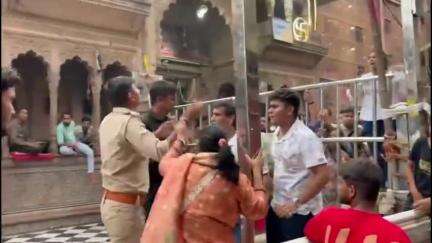 मथुरा: वृन्दावन: बांके बिहारी मंदिर पर पुलिसकर्मी और श्रद्धालु के बीच फिर हुई धक्का-मुक्की, वीडियो हुआ वायरल