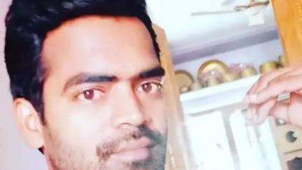 శ్రీకాకుళం: శ్రీకాకుళం నగరం లో పెన్షన్లు ఇచ్చేందుకు వెళ్లి గుండెపోటుతో ఎమినిటీస్ కార్యదర్శి పల్లె దాలినాయుడు మృతి