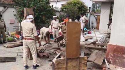 कुर्की की कार्रवाई... राजपुर थाना कांड सं०–180/25,  के फिरार  अभियुक्तों के घर आज तीसरे दिन कुर्की की कार्रवाई की गई।
"बक्सर पुलिस आपकी सेवा में सदैव तत्पर"