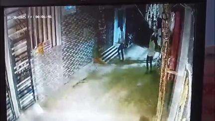 इंदौर: भंवरकुआं थाना क्षेत्र के संत नगर पैलेस कॉलोनी में बदमाशों का आतंक, घर में घुसने की कोशिश, सीसीटीवी फुटेज वायरल