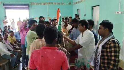 মঙ্গলকোট: মঙ্গলকোটের ক্ষীরগ্রামে BJP ও CPIM ছেড়ে তৃণমূলে যোগদান করলেন শতাধিক কর্মী সমর্থক, পতাকা তুলে দিলেন বিধায়ক অপূর্ব চৌধুরী