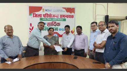 सवाई माधोपुर: सवाई माधोपुर के राउप्रावि बाढ़ में भामाशाहों द्वारा दो राजकीय विद्यालय के भौतिक विकास हेतु जमा कराया ₹81 हजार का चेक