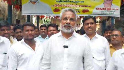 వృద్ధులకు వితంతులకు నేరుగా వారి వద్దకు వెళ్లి పింఛని పంపిణీ చేసిన ఎమ్మెల్యే కొండబాబు
