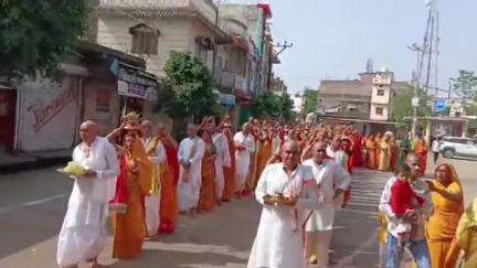 कालापीपल: कालापीपल में श्रीराम दरबार और राधा-कृष्ण प्राण प्रतिष्ठा यज्ञ महोत्सव के दूसरे दिन भव्य कलश यात्रा निकाली गई