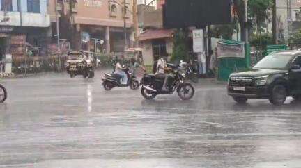 झांसी: झांसी में तेज बारिश और हवाओं से तापमान में 3 डिग्री की गिरावट, रविवार को ओले और बिजली गिरने का अलर्ट