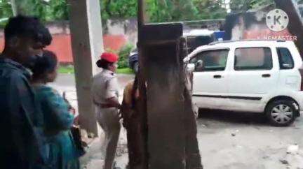 গোলাঘাট: বাংলাদেশী বুলি গোলাঘাটৰ পৰা  ধৰি নিয়া এগৰাকী মহিলাক স্বদেশী বুলি জোনাকী নগৰত ঘূৰাই আনি চমজালে আৰক্ষীয়ে পৰিয়ালক