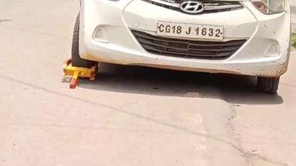 कांकेर: शहर के रोड पर खड़ी गाड़ी पर यातायात पुलिस ने की कार्रवाई
