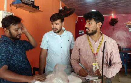 ದಾಂಡೇಲಿ: ನಿಷೇಧಿತ ಪ್ಲಾಸ್ಟಿಕ್ ಬಳಕೆ ಹಾಗೂ ಮಾರಾಟ ಮಾಡುತ್ತಿದ್ದ ವಿವಿಧ ಅಂಗಡಿಗಳ ಮೇಲೆ ನಗರ ಸಭೆಯಿಂದ ದಾಳಿ, ಪ್ಲಾಸ್ಟಿಕ್ ವಶ, ದಂಡ ಆಕರಣೆ