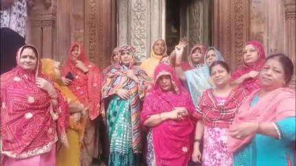 मथुरा: वृंदावन: गोस्वामी परिवार की महिलाओं ने बांके बिहारी मंदिर कॉरिडोर का किया विरोध