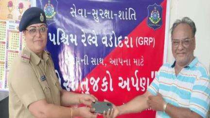 વલસાડ: 'તેરા તુજકો અર્પણ' અંતર્ગત ગુમ થયેલ મોબાઈલ ફોન રિકવર કરી મૂળ માલિકને વલસાડ રેલવે પોલીસની ટીમને પરત કર્યો