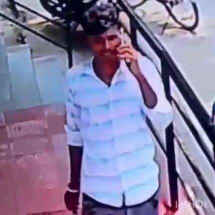 कृत्यानंद नगर: नगर के सामुदायिक स्वास्थ्य केंद्र से एक बाइक चोरी करते हुए सीसीटीवी में हुआ कैद