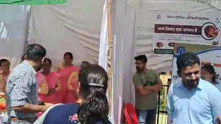 पौड़ी: जिलाधिकारी ने रामलीला मैदान में लगाए गए स्टॉलों का किया निरीक्षण, की महिला समूहों के कार्यों की सराहना