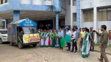आदित्यपुर गम्हरिया: समाहरणालय परिसर से उपायुक्त एवं अन्य ने तंबाकू निषेध जागरूकता वाहन को हरी झंडी दिखाकर किया रवाना