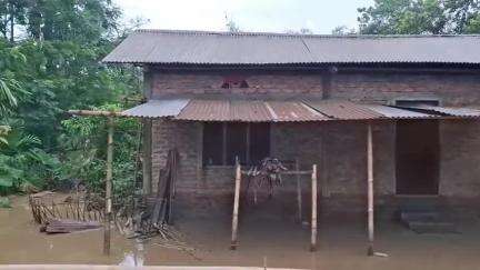 উত্তৰ লক্ষীমপুৰ: পহুমৰাৰ ন-ভঙনীয়া আৰু ডাম্বুকিয়ালত ৰঙানদীৰ বাঢ়নী পানীত ঘৰৰ ভিতৰত আৱদ্ধ হৈ দুজন লোকৰ মৃত্যু