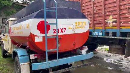 কদম: চাউলধোৱাত চোৰাং ডিজেল ভৰ্তি এখন টেংকাৰ ৰাইজে জব্দ কৰি গটালে চাউলধোৱা আৰক্ষীক