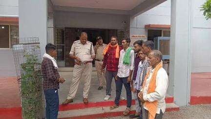 बासोदा: लोन दिलाने के नाम पर लाखों की ठगी, आरोपियों के खिलाफ कार्रवाई की मांग को लेकर थाना प्रभारी को सौंपा आवेदन